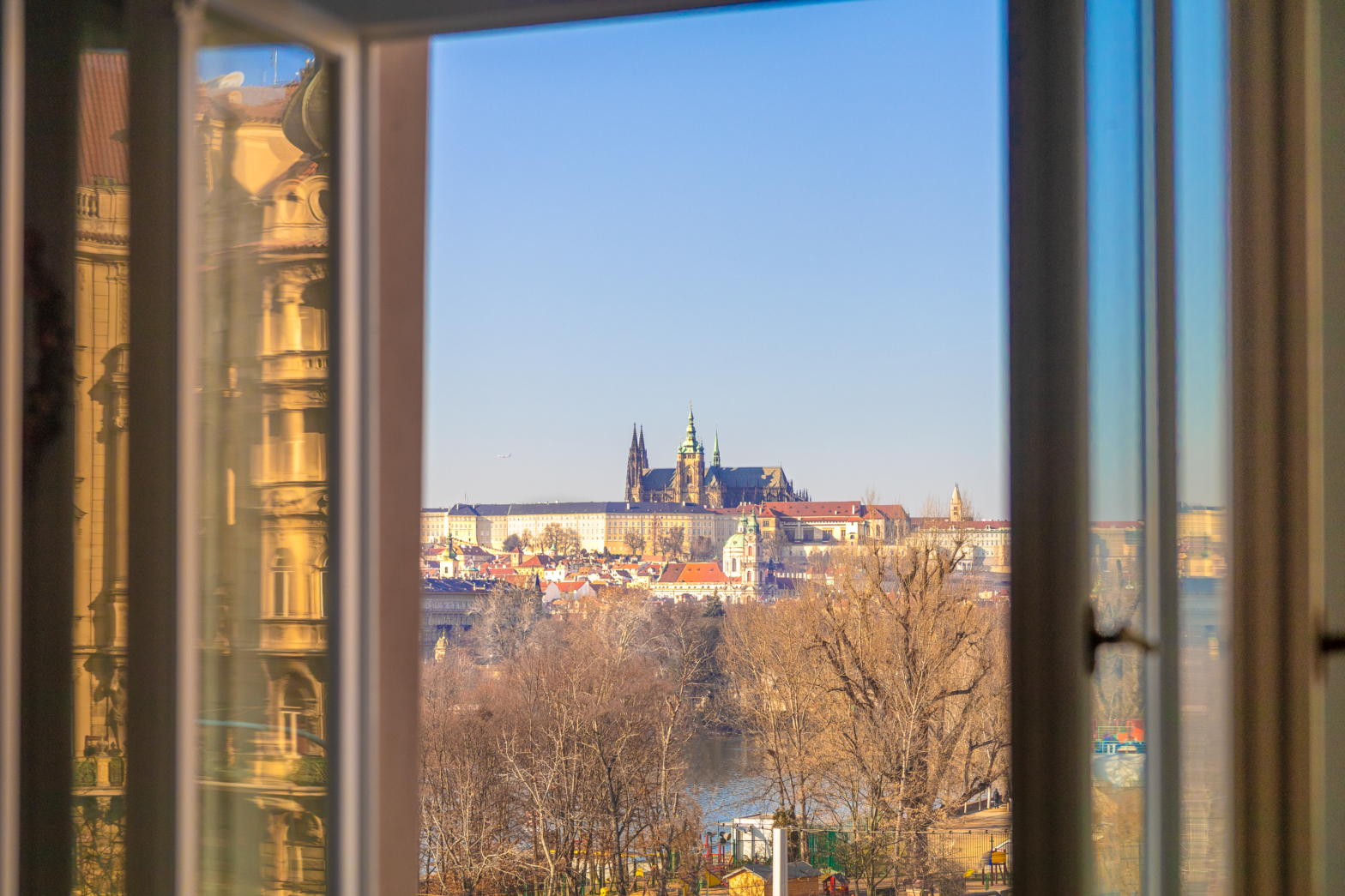 BYT S VÝHLEDEM NA PRAŽSKÝ HRAD