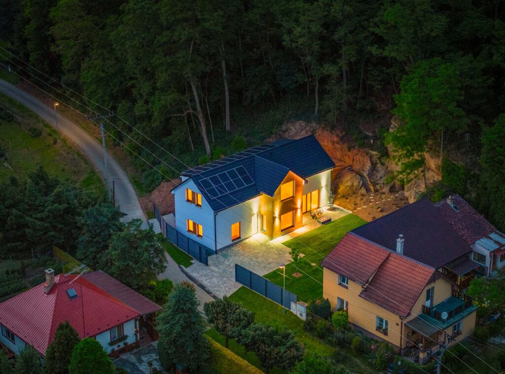 UNIKÁTNÍ DŮM POD SKÁLOU
